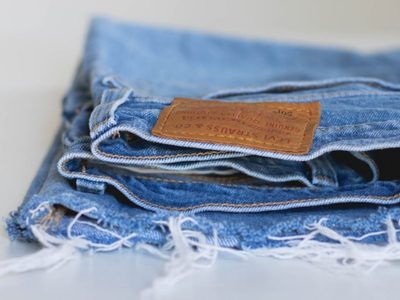 Con un jean viejo o roto: mirá cómo crear estos aritos denim súper coquetos