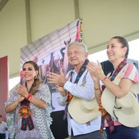 AMLO recomienda a Sheinbaum considerar a empresas constructoras para obras del próximo gobierno