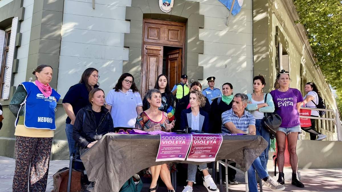 Conferencia en donde denunciaron la ilegalidad del protocolo. Fuente: (La Revuelta)