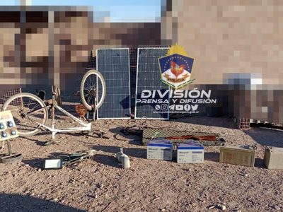 La Policía secuestró un rifle con municiones, una moto y dos paneles solares