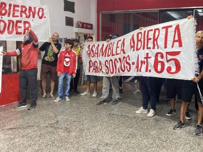 Sigue el infierno en el Rojo: socios de Independiente ingresaron a la sede