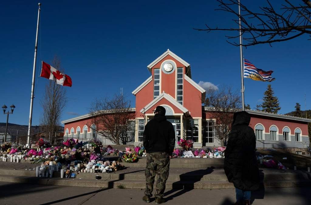 Personas rinden tributo a víctimas de un tiroteo, en la sede de la municipalidad de Tumbler Ridge, Columbia Británica, Canadá, el 14 de febrero del 2026