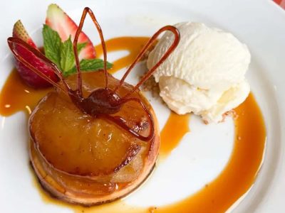 Un clásico de las abuelas que nunca falla: la receta de tatín de manzana perfecta para disfrutar con unos buenos mates