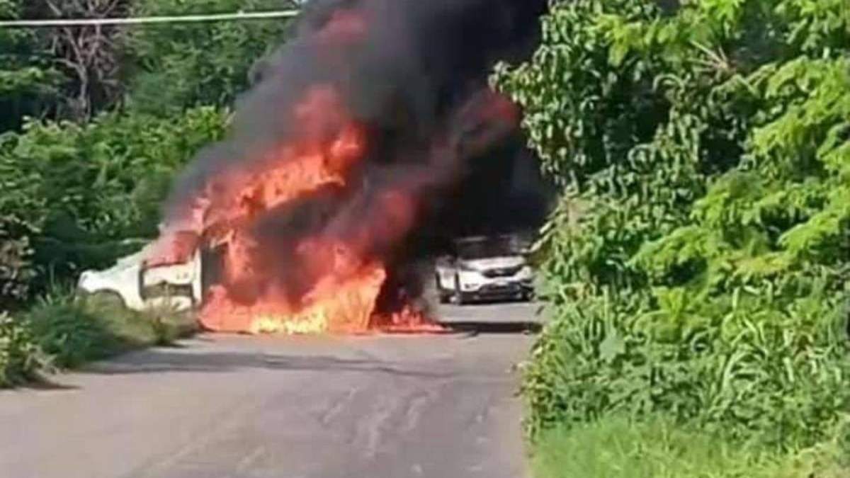 Un camión incendiado en Tepalcatepec
