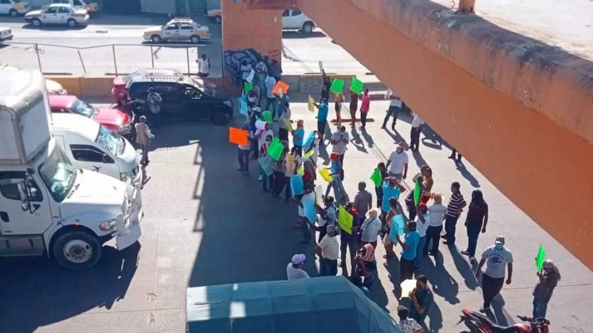 Protesta de choferes de transporte público en Acapulco
