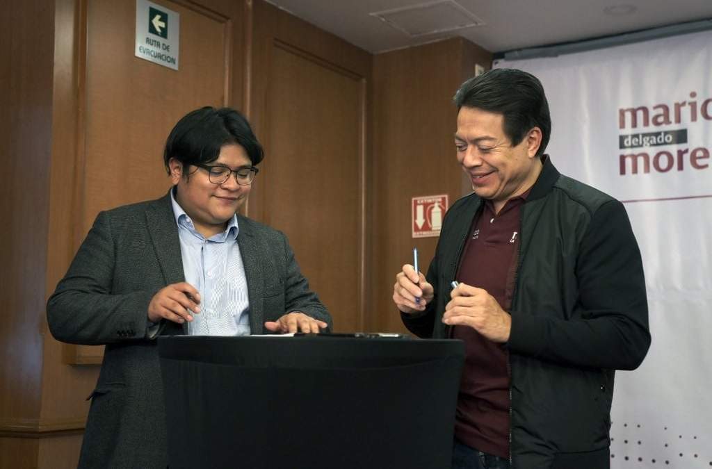 Gibrán Ramírez junto al presidente nacional de Morena, Mario Delgado