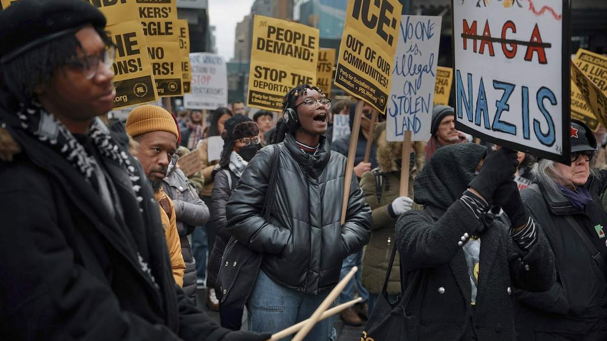 Manifestantes corean consignas durante una manifestación en favor de la inmigración y para pedir el final de las deportaciones, en Nueva York, el 9 de febrero de 2025