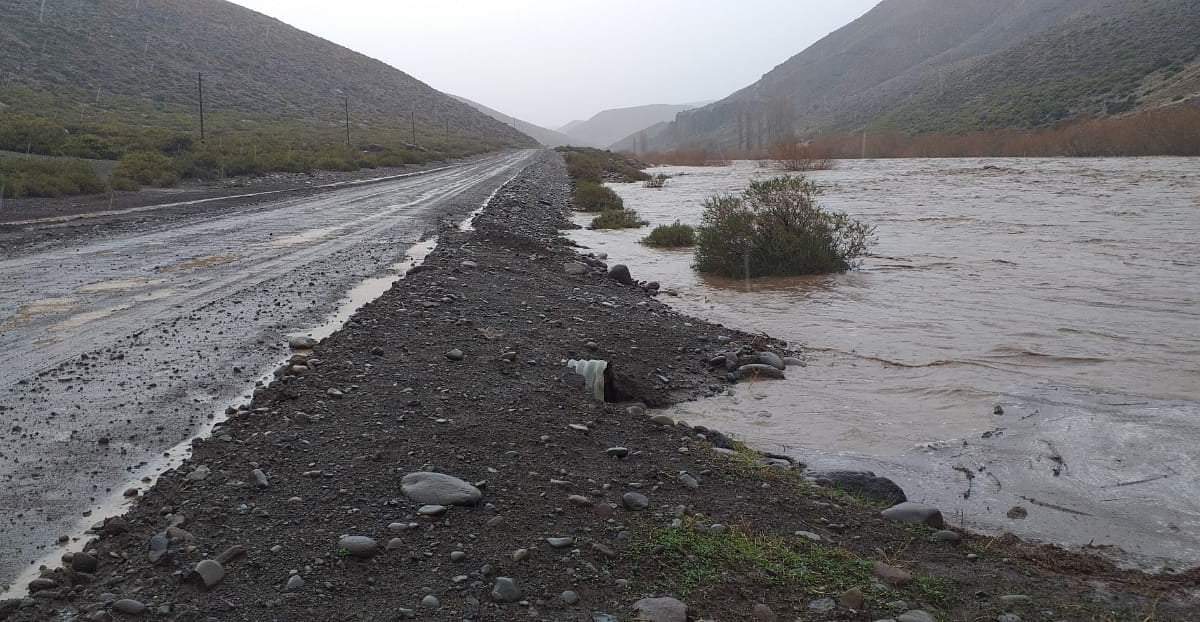 Crecida del río Neuquén por el temporal. Fuente: (Facebook).