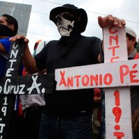 Maestros de la CNTE bloquean la carretera México-Oaxaca