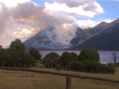 Una tormenta eléctrica provocó un gran incendio en la zona del lago Paimún