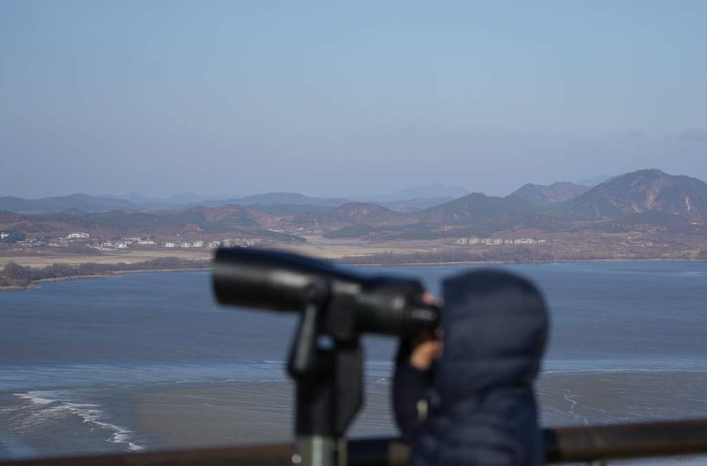 Un visitante observa el lado norcoreano desde el observatorio de la unificación en Paju, Corea del Sur, el 25 de diciembre de 2025