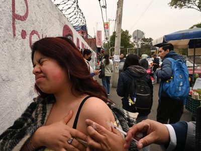 De cinco módulos de vacunación anunciados en Metrobús de Tlalpan, sólo instalan uno y por 40 minutos