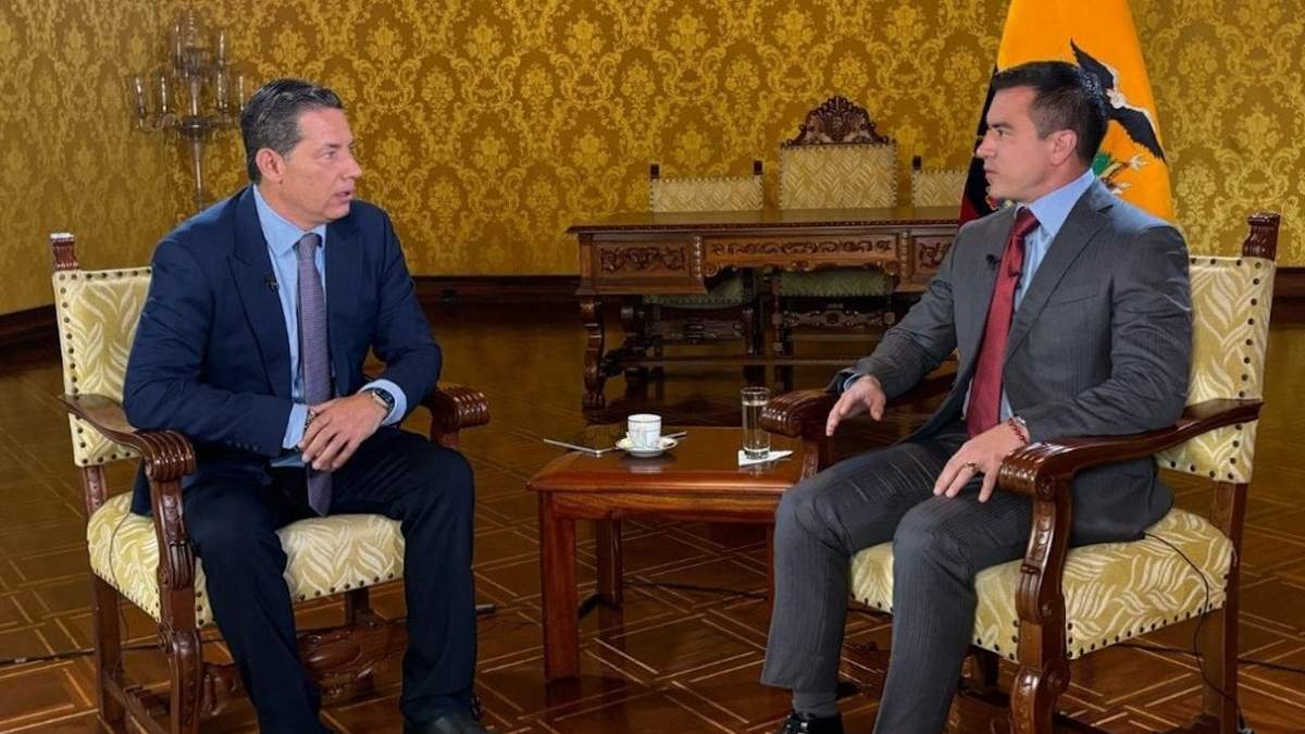 El periodista Fernando del Rincón en la entrevista con Daniel Noboa