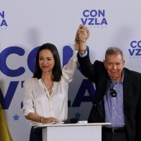 A Maduro le “conviene entablar una negociación”, dice opositora venezolana María Corina Machado