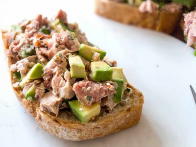 Tostada de palta con atún: la versión más proteica de la clásica receta