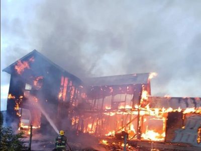 Una familia saltó al vacío desde el primer piso de su vivienda para escapar de un incendio