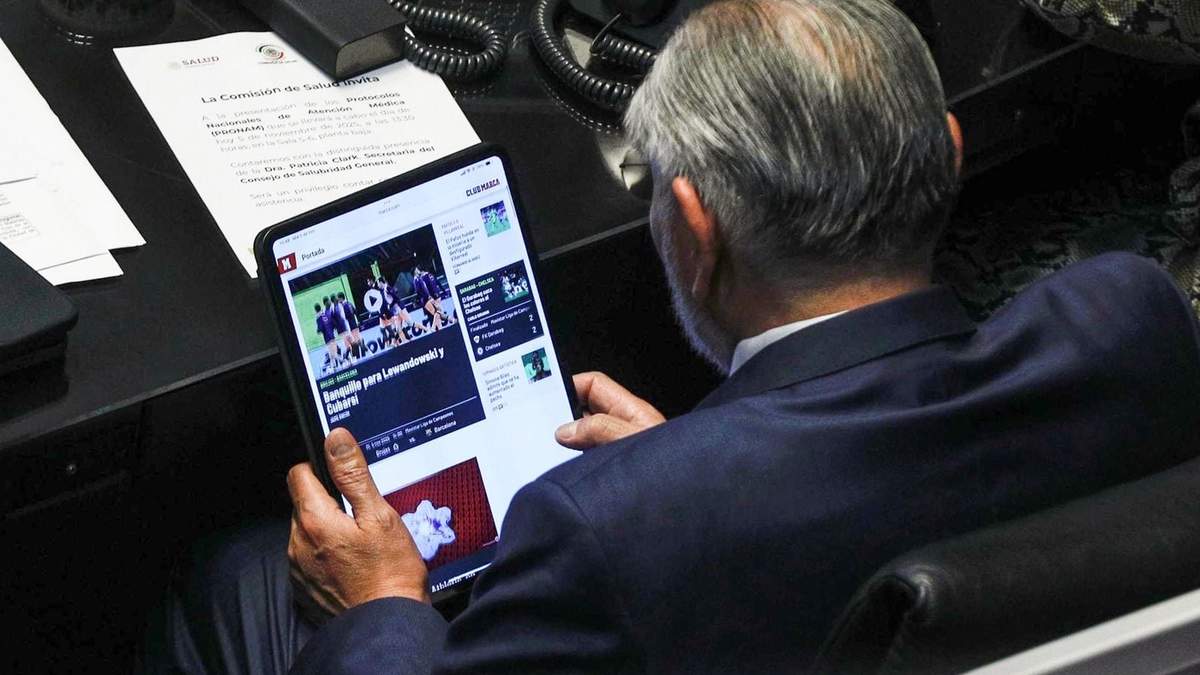 Adán Augusto viendo un portal deportivo