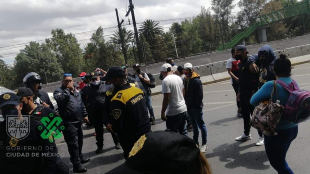 Agentes de Tránsito durante el bloqueo de la avenida Ignacio Zaragoza
