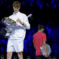 Jannik Sinner vence a Alexander Zverev y gana su segundo título consecutivo del Abierto de Australia