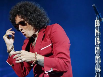 Se complica la carrera de Enrique Bunbury: habría plagiado a escritores en al menos 37 canciones
