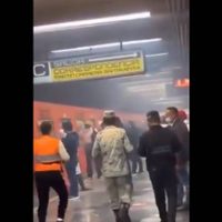 Humo en un tren, retrasos y saturación en cuatro líneas del Metro en el inicio de semana (Videos)