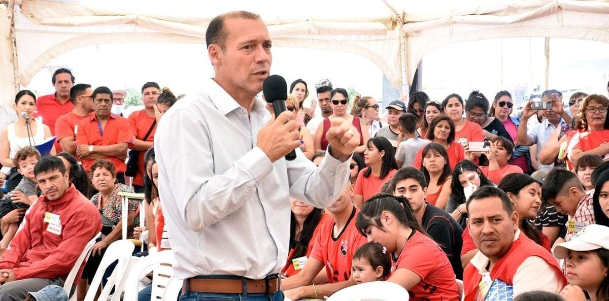 Omar Gutiérrez en la entrega de viviendas. Fuente: (Twitter).