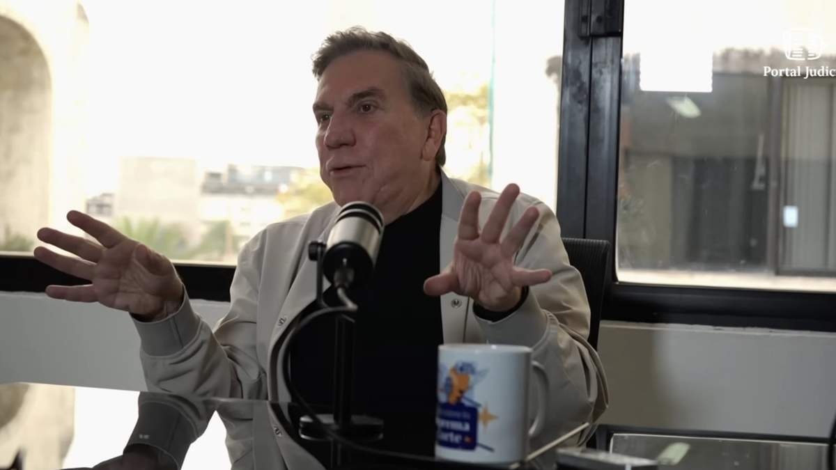 Javier Laynez Potisek en su participación en un podcast