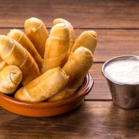 Bastoncitos rellenos con jamón y queso: la receta simple que es un 10 a la hora del mate