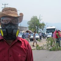 Padres de familia marchan en apoyo de maestros paristas en Chiapas