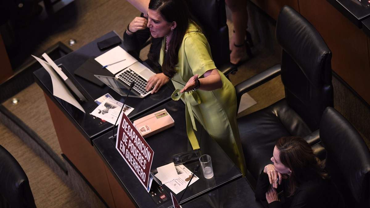 Kenia López y Lilly Téllez en la sesion del Senado