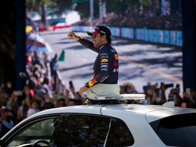 Checo Pérez “conquista” la Minerva con el RB7 de Red Bull ante miles de fans en Guadalajara (Videos)