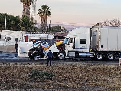 Accidente y falla en sistema de cobro causó caos y kilómetros de fila de vehículos en la México-Querétaro