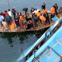 Cae autobús a un río en India; hay al menos 40 muertos