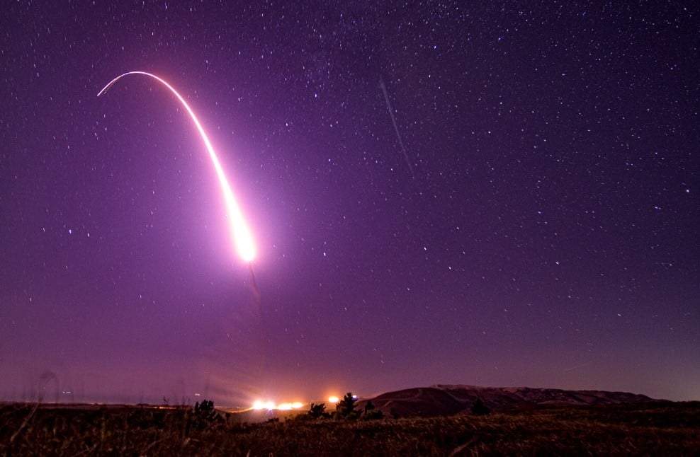 Esta imagen tomada con baja velocidad de obturación el 2 de octubre de 2019, proporcionada por la fuerza Aérea de Estados Unidos, muestra un misil balístico intercontinental no armado Minuteman 3 en un lanzamiento de prueba en la base aérea de Vandenberg, California