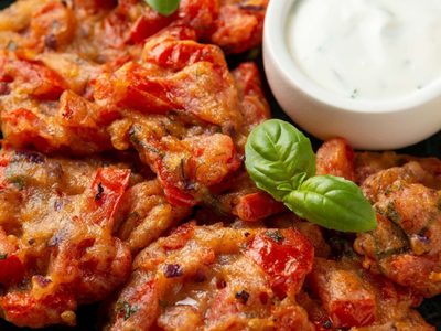 Si tenés un montón de tomates blanditos en la heladera, no los tires, prepará estos deliciosos buñuelos en minutos