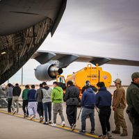 Comando Norte difunde fotos de migrantes deportados encadenados al subir a aviones militares