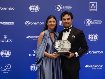 Sergio “Checo” Pérez recibe su trofeo como subcampeón de la Fórmula 1