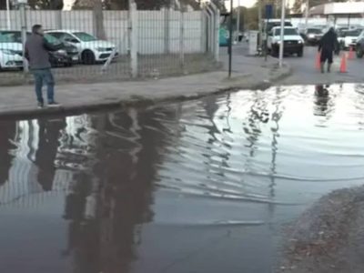 Inundación por un caño roto complica el tránsito entre Neuquén y Cipolletti