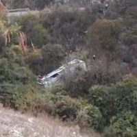 Cae autobús a barranco; hay 18 lesionados