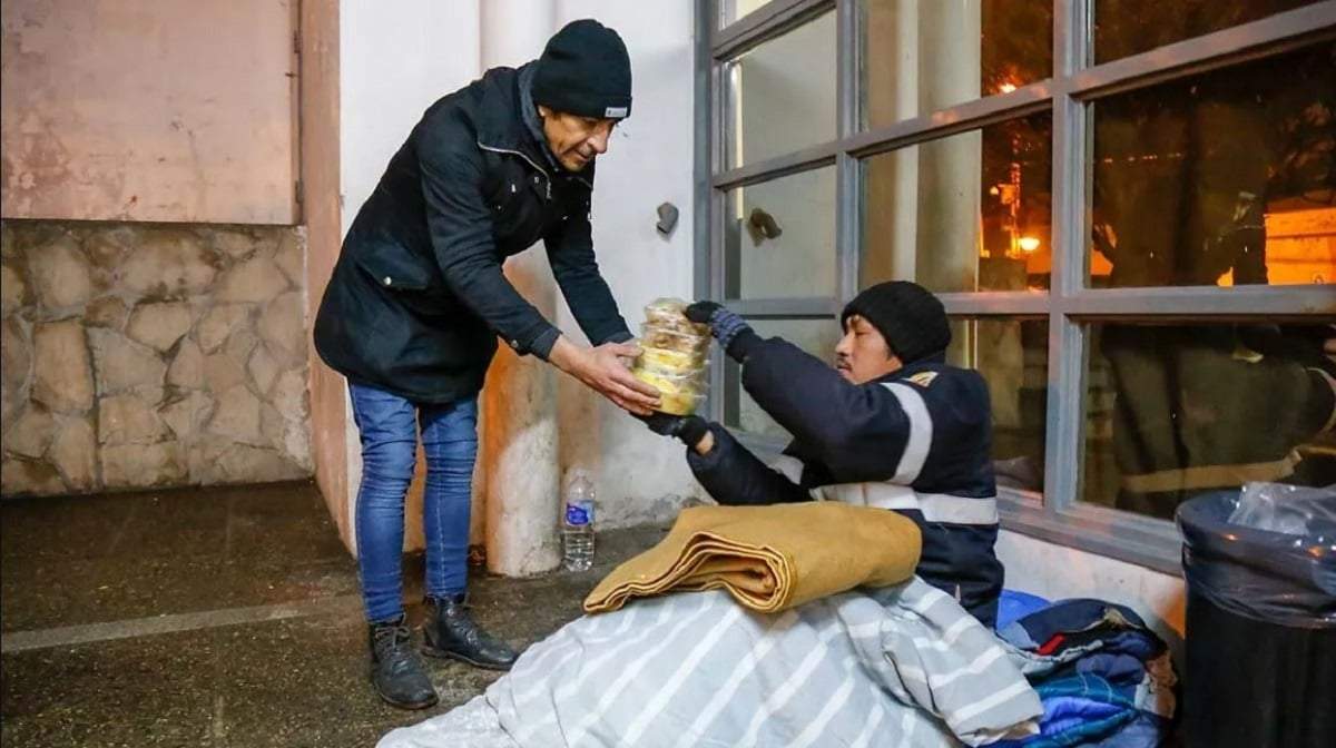 Integrante de Red Solidaria asistiendo a personas en situación de calle. Fuente: (Red Solidaria)