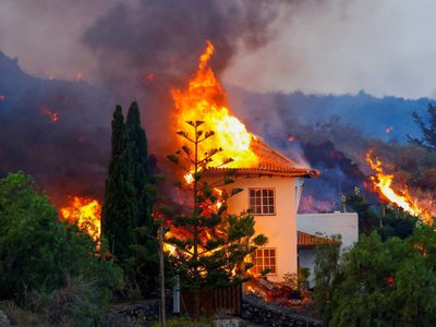 Al menos 100 casas fueron destruidas por la lava del volcán Cumbre Vieja en la isla de La Palma