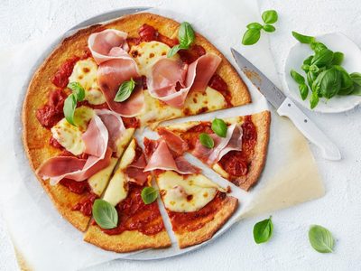 Se puede comer rico y sin culpas: animate a esta receta de pizza keto exprés, súper crocante y deliciosa