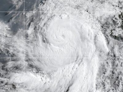 Huracán Flossie se debilita a ciclón categoría 2 frente a la costa de México