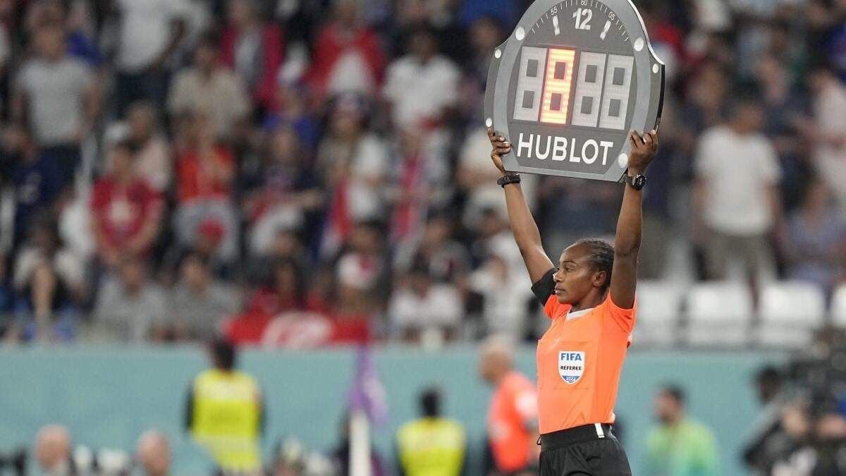 La árbitro Salima Mukansanga muestra el tiempo de descuento durante el partido entre Túnez y Francia en la Copa Mundial, Qatar