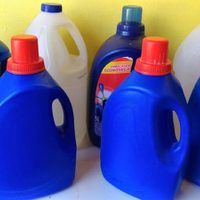Los envases vacíos de jabón líquido para la ropa pueden ser un tesoro para reciclar y organizar el lavadero como revista de decoración