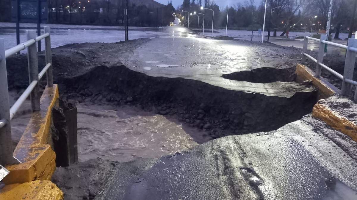 La crecida del río Curí Leuvú socavó los caminos alrededor del puente. Fuente: (Facebook)