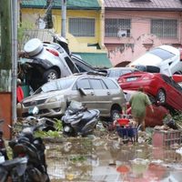 Tifón Kalmaegi deja 26 muertos en Filipinas, atrapa a personas en tejados y arrastra autos