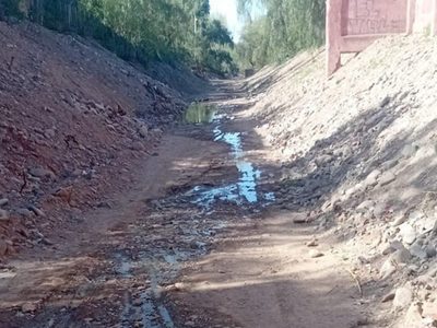 Vecinos denuncian falta de servicios y contaminación en Luján por aguas servidas
