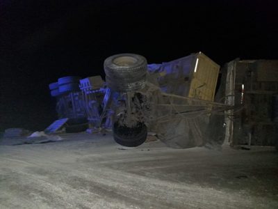 Impactante vuelco: un camión de gran porte quedó atravesado en la ruta N° 3