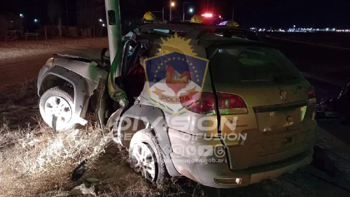 El Palio quedó prácticamente "abrazado" a la columna de hierro. Fuente (Policía de Neuquén)